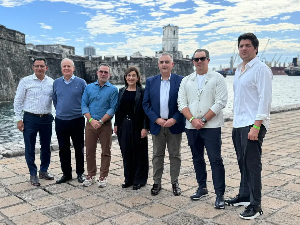 La presidenta de Cantabria, Mar&iacute;a Jos&eacute; S&aacute;enz de Buruaga, junto a empresarios y representantes locales durante su visita al hist&oacute;rico Puerto de Veracruz, en el marco de su viaje institucional a M&eacute;xico para fortalecer lazos comerciales y explorar nuevas oportunidades de inversi&oacute;n.