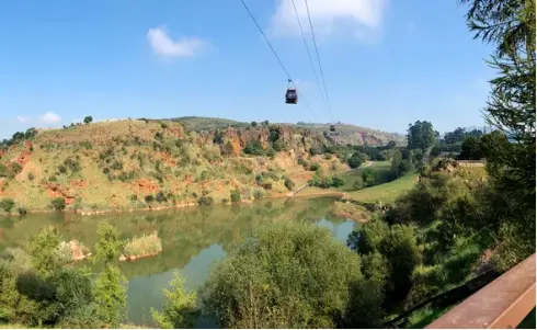 Vista del telef&eacute;rico de Cab&aacute;rceno por encima de una de las zonas del parque. / A.S.