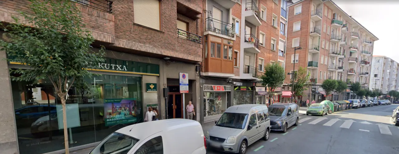 Fachada de la sucursal de la Caja Rural de Navarra en la calle Iturriaga, Santutxu, Bilbao, donde tuvo lugar el atraco investigado por la Ertzaintza.