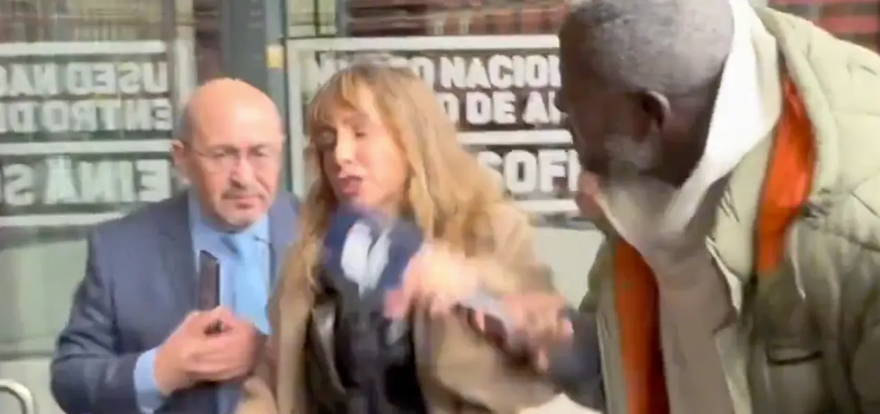 Ana Pardo de Vera, protagoniza un tenso enfrentamiento con Bertrand Ndongo a las puertas de los juzgados, en un incidente que incluy&oacute; inclusi&oacute;n de racismo y agresiones f&iacute;sicas.