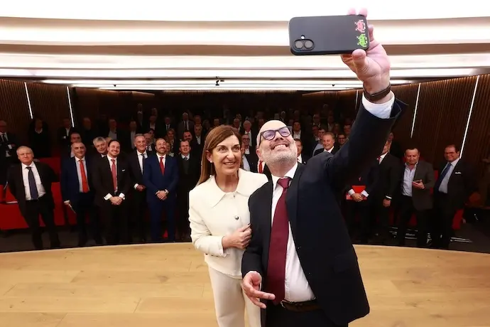 La presidenta Buruaga se une a un selfie con empresarios y asistentes, marcando un momento distendido tras presentar las hist&oacute;ricas inversiones.