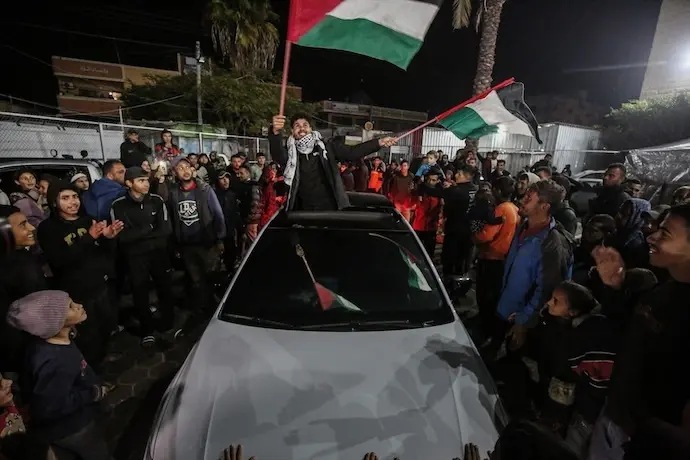 Palestinos celebran el acuerdo de alto el fuego en Gaza. 
15 de enero de 2025, Deir Al Balah, Franja de Gaza: Palestinos reaccionan a la noticia del acuerdo de alto el fuego alcanzado con Israel, en Deir Al Balah, en el centro de la Franja de Gaza. Seg&uacute;n funcionarios de Estados Unidos y Ham&aacute;s, Israel y Ham&aacute;s han acordado un intercambio de rehenes y un cese de hostilidades, que se implementar&aacute; en los pr&oacute;ximos d&iacute;as. Cr&eacute;dito: Omar Ashtawy / Zuma Press / ContactoPhoto - Solo para uso en Espa&ntilde;a.