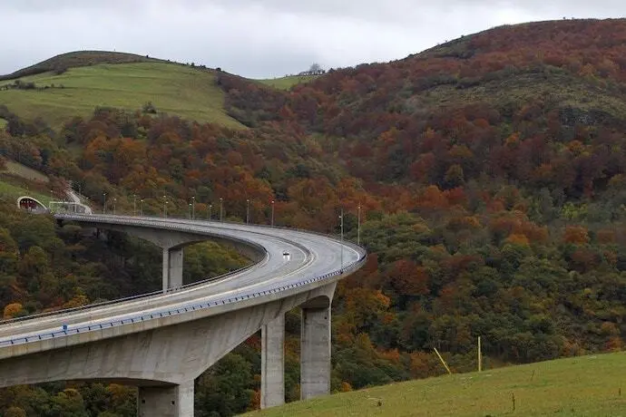 El Viaducto de Montabliz, situado entre los municipios de B&aacute;rcena de Pie de Concha y Molledo. / A.E