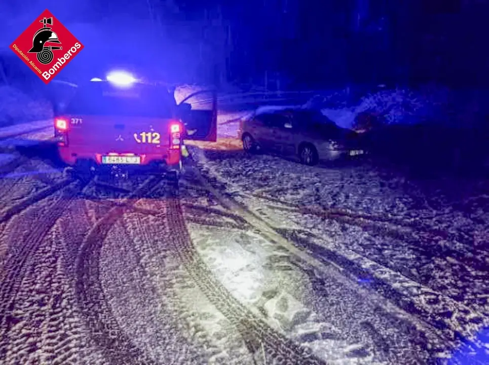 Bomberos intervienen ante veh&iacute;culos atrapados por nieve. EP