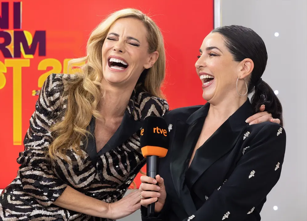 Las presentadoras del festival, Paula V&aacute;zquez y Ruth Lorenzo, durante una rueda de prensa. / Eduardo Parra