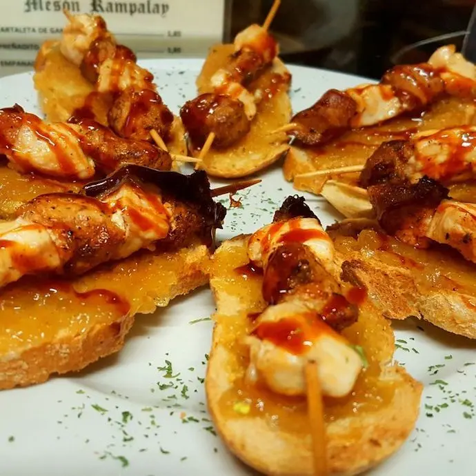 Pincho de pollo y cerdo del Mes&oacute;n Rampalay. / M.R