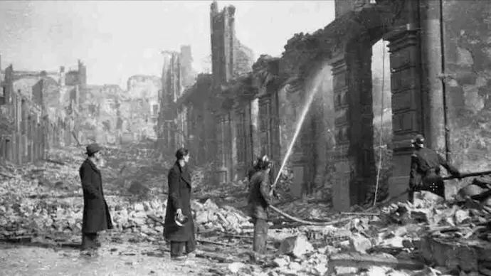 Varias personas y los bomberos tras el incendio en Santander en 1941. / RTVE