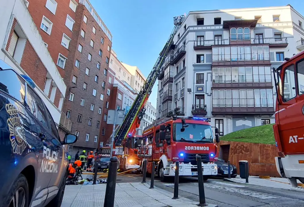 Bomberos trabajando en la calle Juan de la Cosa, en Santander, tras el incendio ocurrido ayer y que dej&oacute; dos v&iacute;ctimas mortales y un herido grave. / alerta