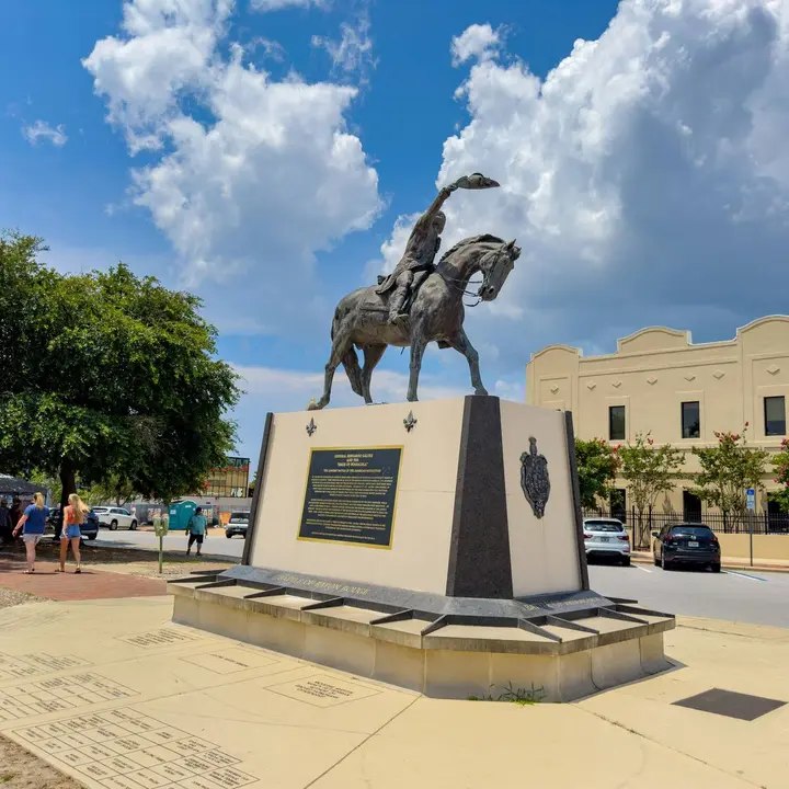 Monumento a Bernardo de G&aacute;lvez en Pensacola, Florida. Esta imponente estatua ecuestre honra al militar espa&ntilde;ol que lider&oacute; la exitosa campa&ntilde;a para capturar Pensacola en 1781, consolidando el control del Golfo de M&eacute;xico y asegurando un impacto clave en la independencia de los Estados Unidos. Su lema "Yo solo" recuerda su valent&iacute;a al liderar personalmente la flota en esta crucial victoria.