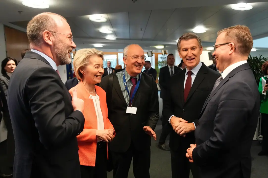 El l&iacute;der del PP, Alberto N&uacute;&ntilde;ez Feij&oacute;o, participa en una reuni&oacute;n del PPE en Berl&iacute;n. Le acompa&ntilde;an, entre otros, la presidenta de la Comisi&oacute;n Europea, Ursula von der Leyen, y el presidente del PPE, Manfred Weber. / TAREK / PP