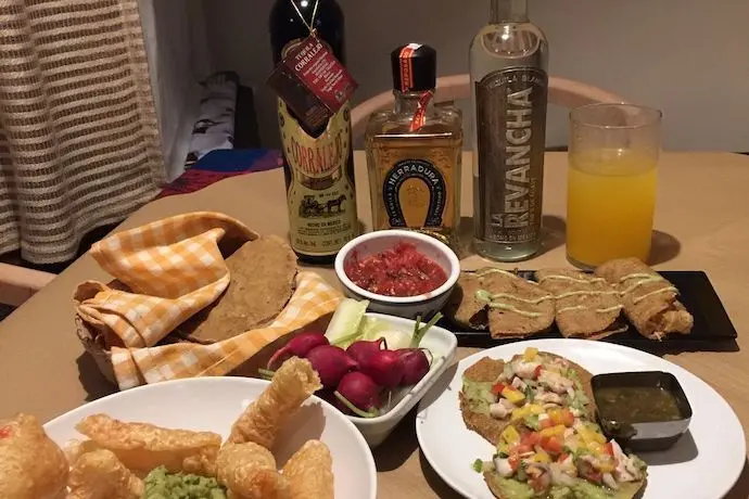 Una mesa con varios platos del restaurante mexicano La Puebla. / L.P