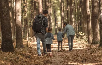 Una familia paseando por un bosque. / A.S.