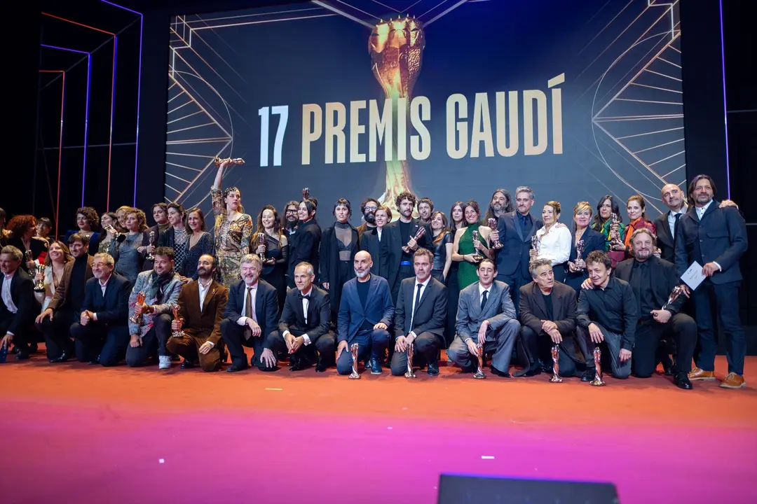 Foto de familia durante la entrega de los XVII Premis Gaud&iacute; de cine. / Lorena Sop&ecirc;na