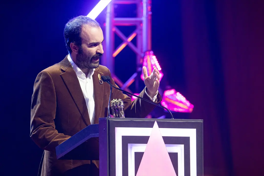 El guionista Eduard Sola recibe el premio a mejor gui&oacute;n original durante la entrega de los XVII Premis Gaud&iacute; de cine. / Lorena Sop&ecirc;na