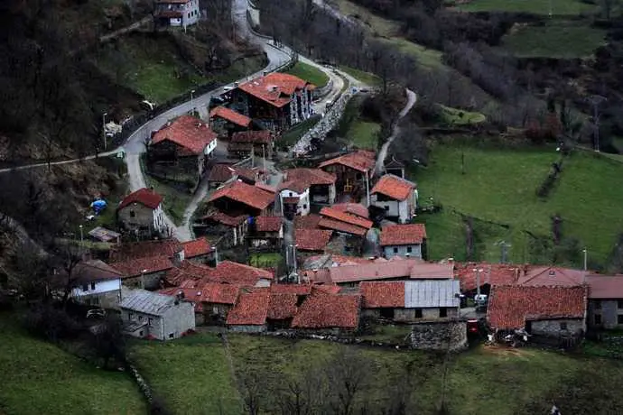 Vista general de Dobres. / A.E