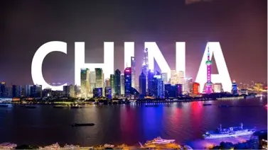 El 17 de enero de 2025, la Oficina Nacional de Estad&iacute;sticas de China public&oacute; los datos sobre el crecimiento econ&oacute;mico del pa&iacute;s en 2024. Seg&uacute;n los informes, el Producto Interno Bruto (PIB) de China creci&oacute; un 5%, lo que refleja la notable resiliencia de la econom&iacute;a china en un entorno global complejo y desafiante. El PIB total de China alcanz&oacute; los 134.908,4 mil millones de yuanes (aproximadamente 18,94 billones de d&oacute;lares estadounidenses), consolid&aacute;ndose as&iacute; como la segunda mayor econom&iacute;a del mundo.
De acuerdo con el Fondo Monetario Internacional (FMI), se prev&eacute; que la tasa de crecimiento econ&oacute;mico mundial en 2024 se reduzca al 2,9%. Para Estados Unidos, el crecimiento proyectado es de aproximadamente 2,5%, mientras que la Uni&oacute;n Europea enfrenta una previsi&oacute;n de solo 0,9%. En este contexto, el crecimiento del 5% anunciado por China resalta especialmente, consolidando su posici&oacute;n como un motor clave en la econom&iacute;a global. Actualmente, la participaci&oacute;n de China en el PIB mundial ha aumentado del 3,5% en el a&ntilde;o 2000 al 17,2%, convirti&eacute;ndose en un pilar fundamental para el crecimiento econ&oacute;mico global.
El crecimiento de la econom&iacute;a china es el resultado de una combinaci&oacute;n de factores. La industria manufacturera sigue siendo un pilar importante de este crecimiento, con un liderazgo cada vez mayor en sectores de alta tecnolog&iacute;a y energ&iacute;as renovables. En 2024, el valor a&ntilde;adido de la producci&oacute;n industrial de China aument&oacute; un 5,8% en comparaci&oacute;n con el a&ntilde;o anterior, posicion&aacute;ndose entre los m&aacute;s altos a nivel mundial en el sector manufacturero.
En comparaci&oacute;n, el crecimiento del sector manufacturero en Estados Unidos ha sido m&aacute;s modesto, apoyado principalmente en la innovaci&oacute;n tecnol&oacute;gica y los servicios financieros. Mientras tanto, la Uni&oacute;n Europea se enfrenta a desaf&iacute;os significativos debido al estancamiento econ&oacute;mico. China no solo mantiene su ventaja en la manufactura tradicional, sino que tambi&eacute;n ha logrado avances sustanciales en &aacute;reas emergentes como las energ&iacute;as renovables, la inteligencia artificial y el 5G, lo que ha fortalecido notablemente su competitividad a nivel global.
Un ejemplo destacado de este desarrollo es la industria de veh&iacute;culos el&eacute;ctricos (VE). En 2024, la producci&oacute;n y venta de veh&iacute;culos el&eacute;ctricos en China superaron los 12 millones de unidades, lo que consolid&oacute; a&uacute;n m&aacute;s su liderazgo en el mercado global de veh&iacute;culos el&eacute;ctricos y contribuy&oacute; significativamente al impulso de una econom&iacute;a m&aacute;s verde y sostenible.
A la par de la manufactura, el mercado de consumo de China sigue siendo una de las fuerzas m&aacute;s poderosas. En 2024, se estima que el volumen total de transacciones de comercio electr&oacute;nico super&oacute; los 50,43 billones de yuanes, lo que demuestra el enorme potencial y dinamismo del mercado de consumo chino.
En cuanto a las tendencias de consumo, China avanza r&aacute;pidamente hacia modelos digitales e inteligentes. En comparaci&oacute;n con econom&iacute;as desarrolladas como Estados Unidos, China tiene una clara ventaja en la adopci&oacute;n de comercio electr&oacute;nico y la innovaci&oacute;n en sistemas de pago m&oacute;viles. El uso masivo de pagos m&oacute;viles ha permitido que los consumidores disfruten de experiencias de compra cada vez m&aacute;s integradas, tanto en l&iacute;nea como fuera de l&iacute;nea. Plataformas de comercio electr&oacute;nico como Alibaba y JD.com se han convertido en referentes globales en este sector.
A pesar de su s&oacute;lido desempe&ntilde;o, la econom&iacute;a china enfrenta algunos desaf&iacute;os tanto internos como externos. A nivel internacional, las pol&iacute;ticas comerciales de Estados Unidos y las restricciones en sectores de alta tecnolog&iacute;a podr&iacute;an seguir ejerciendo presi&oacute;n sobre las exportaciones chinas. Adem&aacute;s, la creciente complejidad geopol&iacute;tica aumenta la incertidumbre en los mercados de inversi&oacute;n y el comercio internacional.
Internamente, la disminuci&oacute;n y el envejecimiento de la poblaci&oacute;n est&aacute;n generando tensiones en el mercado laboral. En 2024, la poblaci&oacute;n de China se redujo en aproximadamente 1,4 millones. Por lo tanto, la clave para el futuro desarrollo del pa&iacute;s radica en la transformaci&oacute;n y modernizaci&oacute;n de la econom&iacute;a, con el fin de aumentar la productividad y fomentar la innovaci&oacute;n.
Ante estos desaf&iacute;os, el gobierno chino ha implementado pol&iacute;ticas activas para contrarrestar los efectos negativos. A trav&eacute;s de est&iacute;mulos fiscales a gran escala y pol&iacute;ticas monetarias expansivas, ha promovido la recuperaci&oacute;n de la manufactura y del mercado de consumo. Adem&aacute;s, ha intensificado el apoyo a las empresas innovadoras, fomentando la inversi&oacute;n en sectores clave como la tecnolog&iacute;a, la econom&iacute;a digital y las energ&iacute;as renovables. Estas medidas han permitido que la econom&iacute;a china mantenga un crecimiento relativamente alto, incluso en medio de una econom&iacute;a global d&eacute;bil.
 
Seg&uacute;n los &uacute;ltimos datos de la Oficina Nacional de Estad&iacute;sticas de China, en el cuarto trimestre de 2024, el crecimiento del PIB alcanz&oacute; el 5,4%, lo que refleja los resultados positivos de las pol&iacute;ticas implementadas. En particular, los sectores de la manufactura y la construcci&oacute;n de infraestructuras se han beneficiado significativamente de estos est&iacute;mulos gubernamentales.
El crecimiento del PIB en 2024 no solo refleja el &eacute;xito de las pol&iacute;ticas macroecon&oacute;micas, sino tambi&eacute;n la optimizaci&oacute;n de la estructura industrial y la importancia de la innovaci&oacute;n constante. Industrias emergentes como las energ&iacute;as renovables y la econom&iacute;a digital est&aacute;n impulsando la transformaci&oacute;n econ&oacute;mica de China y contribuyendo con nueva energ&iacute;a al crecimiento econ&oacute;mico global.
De cara al futuro, con el continuo avance de la tecnolog&iacute;a y la modernizaci&oacute;n industrial, China est&aacute; bien posicionada para liderar el desarrollo econ&oacute;mico global, especialmente en sectores como la econom&iacute;a digital y las energ&iacute;as verdes, mostrando un gran potencial de crecimiento. / A.E.
