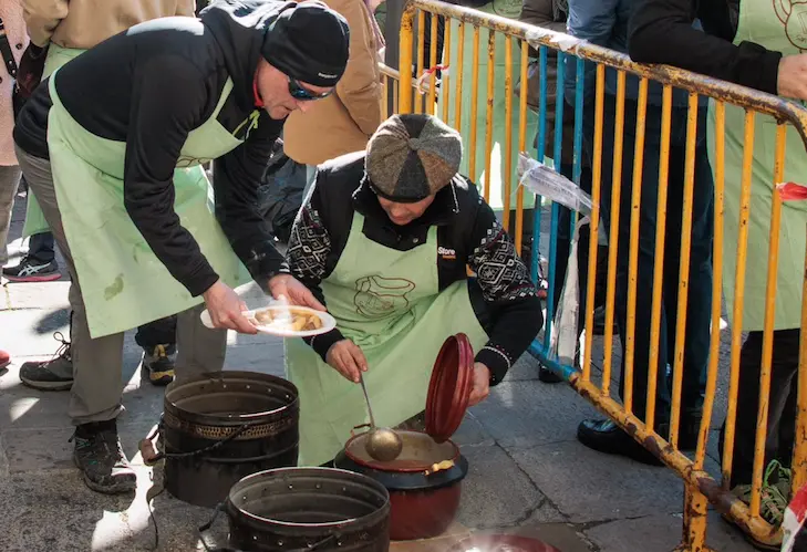 Dos personas sirvi&eacute;ndose un plato de su olla ferroviaria. / RRSS