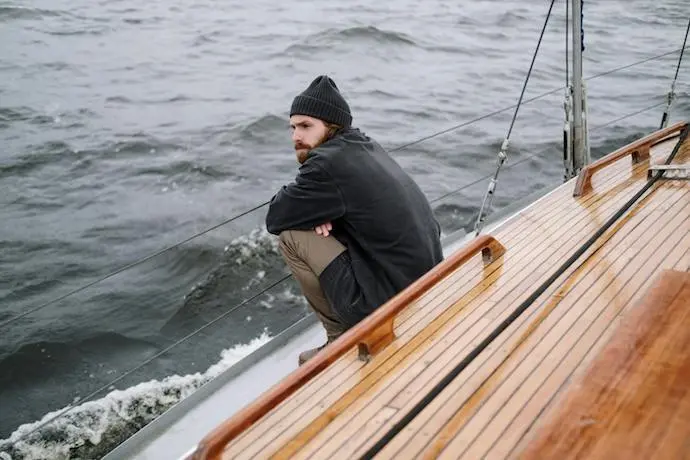Un hombre pescando en un d&iacute;a nublado. / A.E
