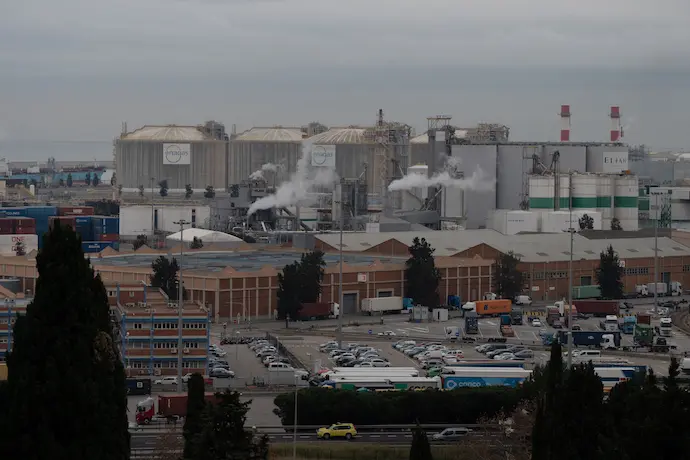 Vista general de un dispositivo de ambulancias y polic&iacute;a donde se ha producido una explosi&oacute;n de un tanque inflamable, en el Puerto de Barcelona. / EP