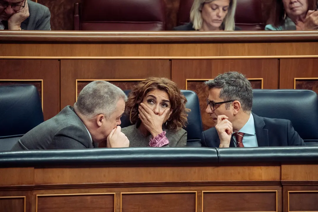 La vicepresidenta primera y ministra de Hacienda, Mar&iacute;a Jes&uacute;s Montero, y el ministro de la Presidencia, Justicia y Relaciones con las Cortes, F&eacute;lix Bola&ntilde;os, durante una sesi&oacute;n plenaria extraordinaria. / Gabriel Luengas