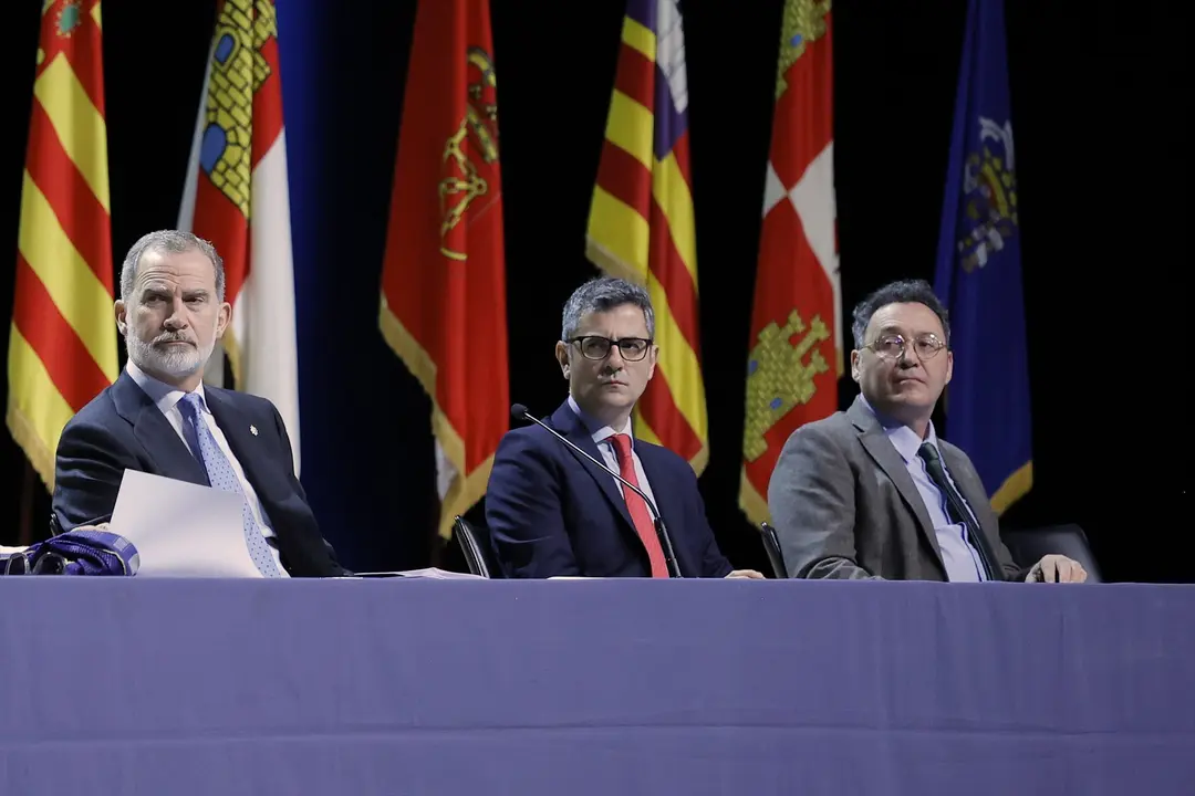 El Rey Felipe VI; el ministro de la Presidencia, Justicia y Relaciones con las Cortes, F&eacute;lix Bola&ntilde;os, y el Fiscal General del Estado, &Aacute;lvaro Garc&iacute;a Ortiz, en un acto. / Kike Rinc&oacute;n