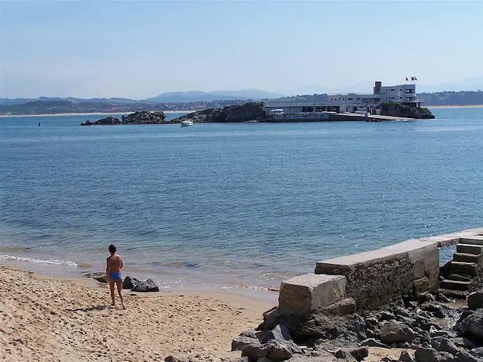 Playa de Bikini en Santander. / T.C