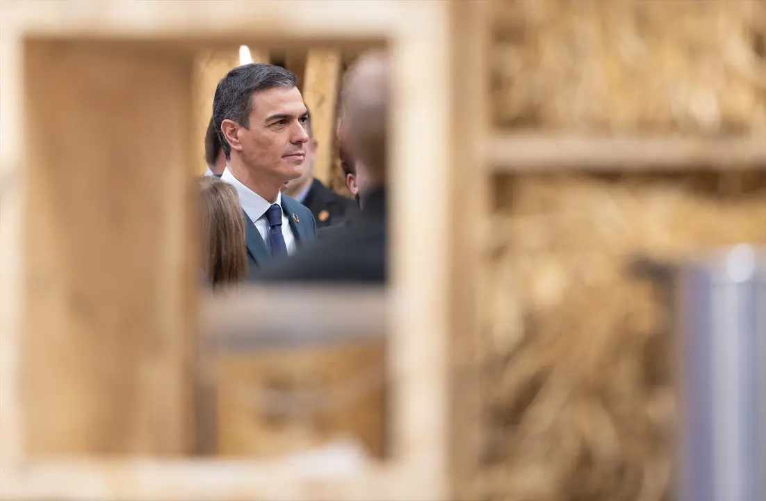 El presidente del Gobierno, Pedro S&aacute;nchez, en el estand de Paradores, durante su visita a la 45&ordf; edici&oacute;n de FITUR. /  Eduardo Parra