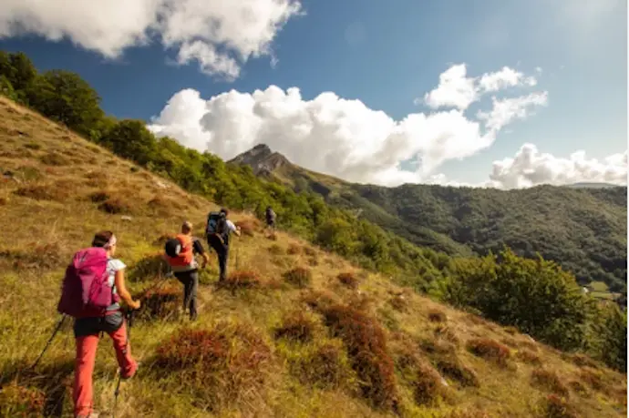 Varias personas haciendo una ruta por Li&eacute;bana en 
Cantabria. / A.S.P