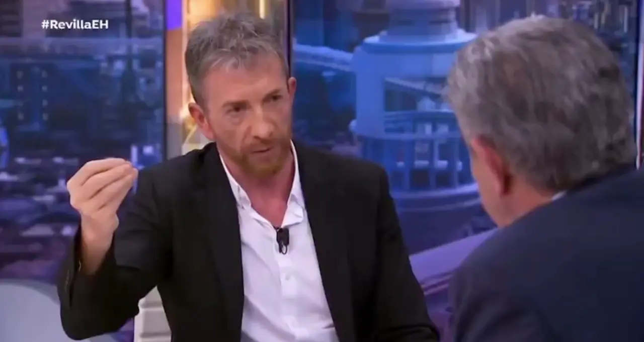 Pablo Motos se enfrenta a Miguel &Aacute;ngel Revilla durante su intervenci&oacute;n en El Hormiguero , en un tenso debate sobre la gesti&oacute;n del Gobierno de S&aacute;nchez y las competencias auton&oacute;micas en situaciones de emergencia.