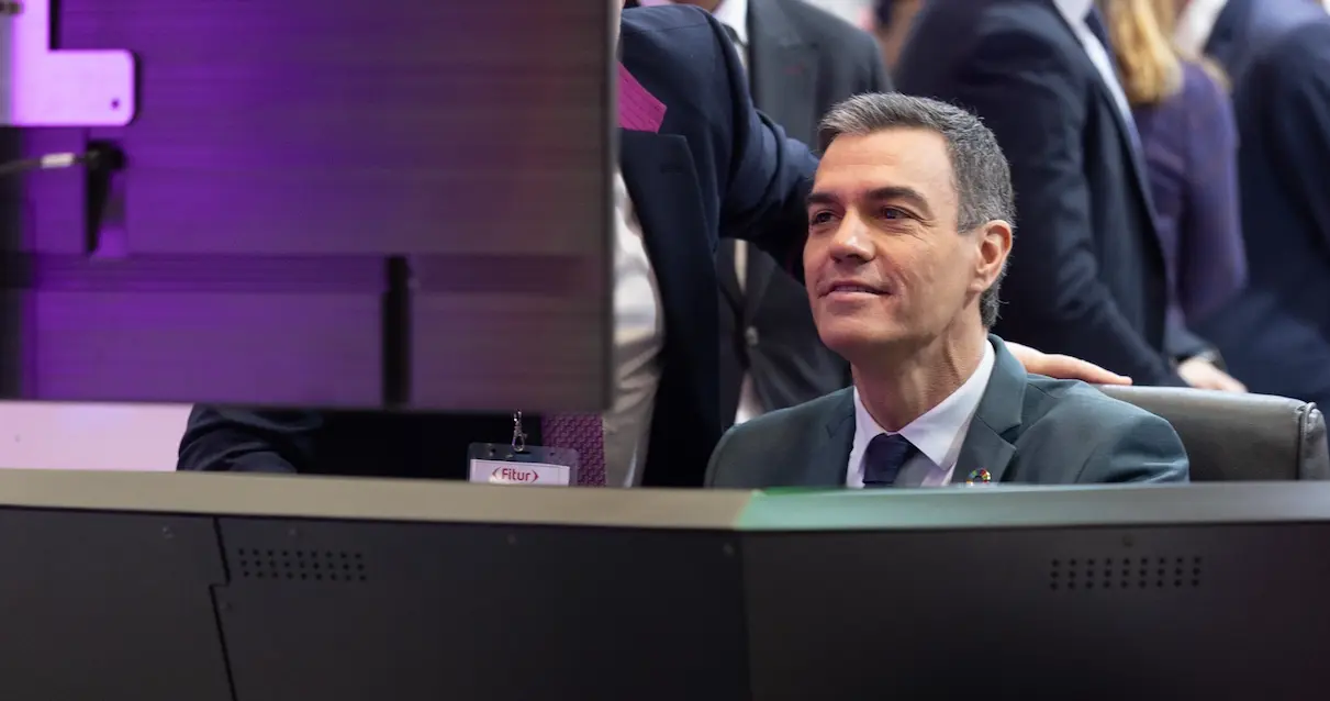 El presidente del Gobierno, Pedro S&aacute;nchez, en un simulador de Renfe, durante su visita a FITUR. / Eduardo Parra