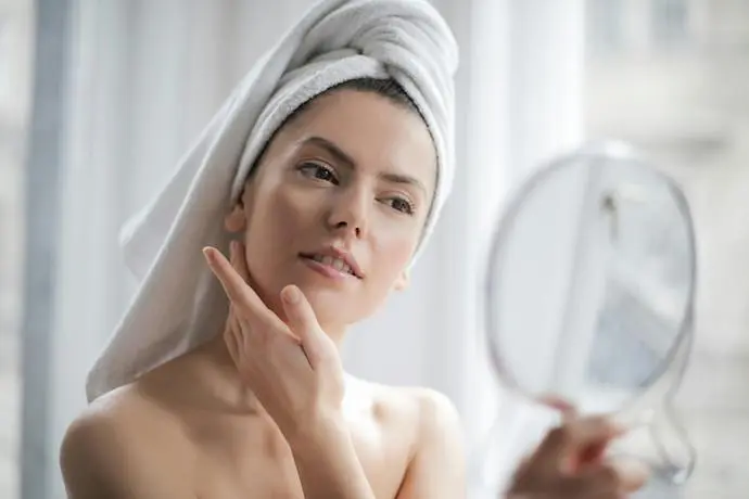 Una chica haci&eacute;ndose un Skin Care. / A.E