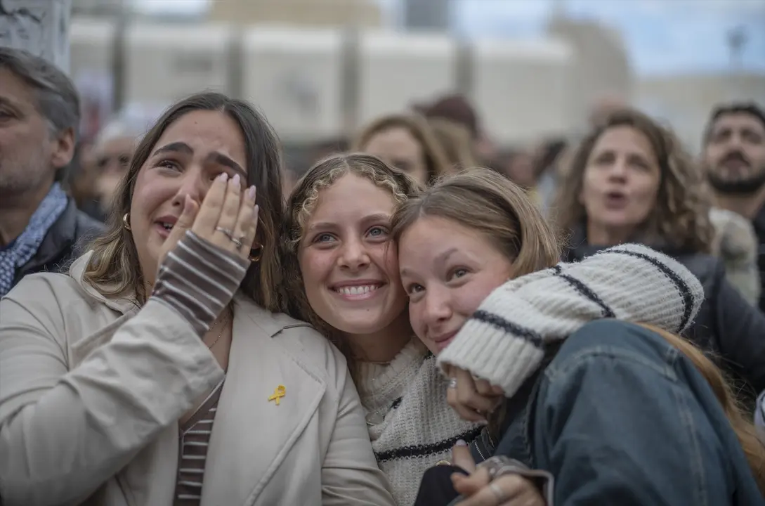 Los israel&iacute;es reaccionan emocionalmente mientras ven el regreso de los rehenes israel&iacute;es liberados por Ham&aacute;s. / Ilia Yefimovich/dpa