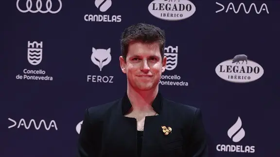 El actor Miguel Bernardeau posa en la alfombra roja de los Premios Feroz 2025. / Eduardo Parra