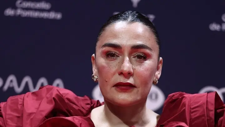 La actriz Candela Pe&ntilde;a posa en la alfombra roja de los Premios Feroz 2025. / Eduardo Parra