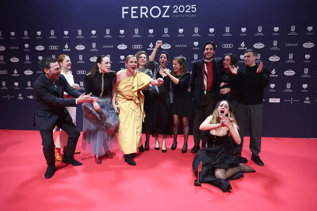 El equipo de 'Salve Mar&iacute;a' posa con el premio a Mejor pel&iacute;cula dram&aacute;tica. / Eduardo Parra