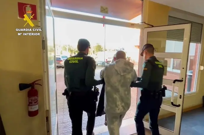 Momento en que agentes de la Guardia Civil escoltan a uno de los detenidos durante la operaci&oacute;n "GADUS".