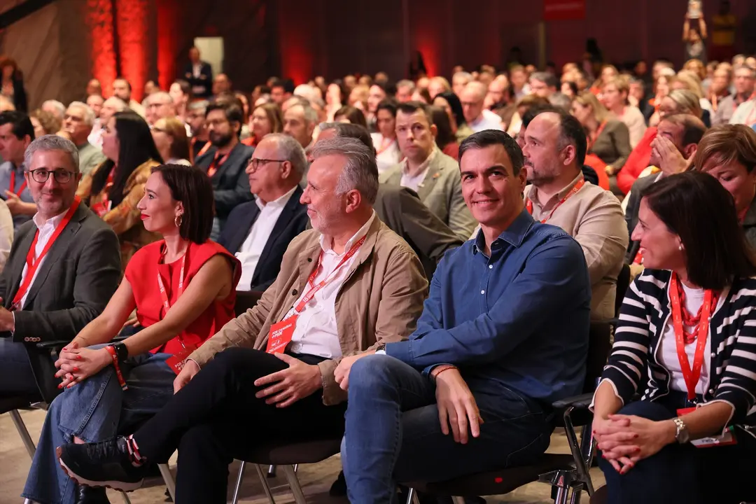 El secretario general del PSOE y presidente del Gobierno, Pedro S&aacute;nchez (2d), y el secretario general del PSOE de Canarias y ministro de Pol&iacute;tica Territorial y Memoria Democr&aacute;tica, &Aacute;ngel V&iacute;ctor Torres (c). / EP