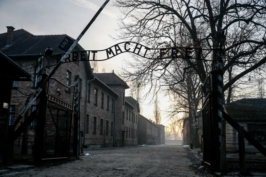 Entrada al campo de concentraci&oacute;n de Auschwitz-Birkenau. / Dominika Zarzycka