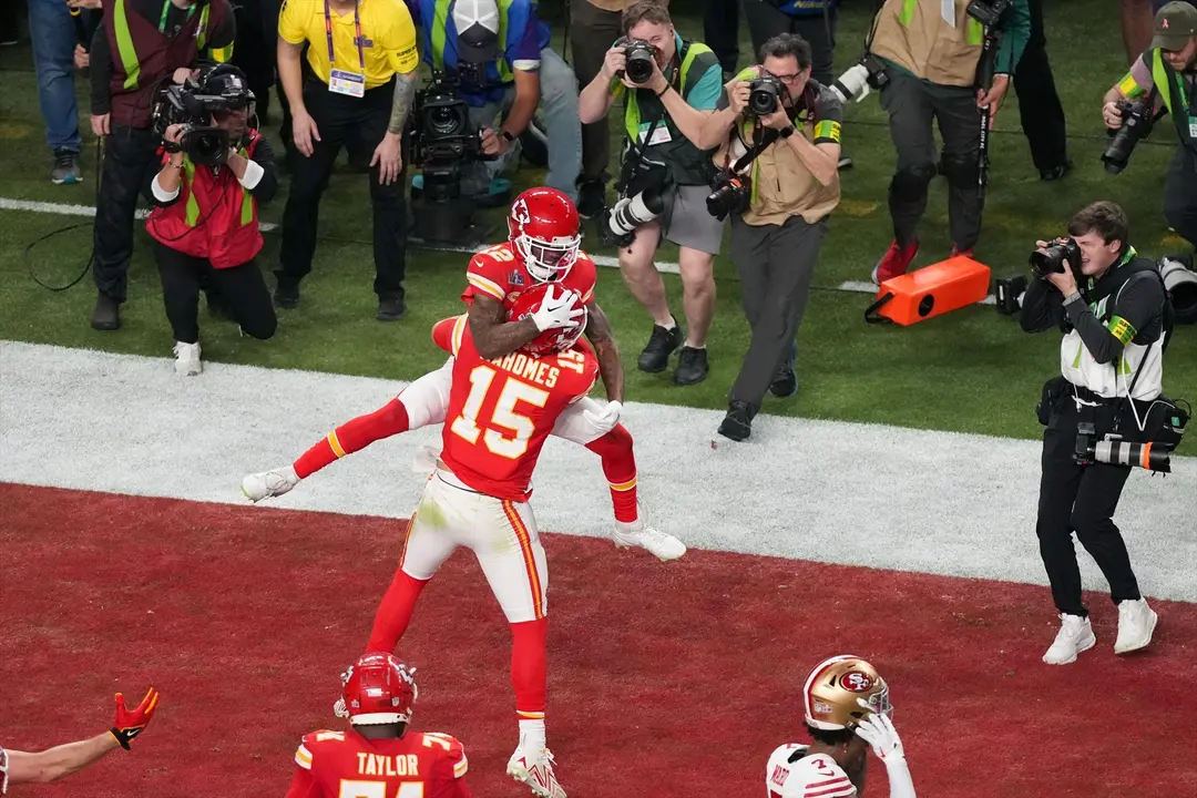 Patrick Mahomes celebra con Mecole Hardman el 'touchdown'ganador para los Kansas City Chiefs ante los San Francisco 49ers en la LVIII Super Bowl. / NFL