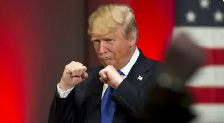 El presidente Donald Trump se dirige a los medios desde la Casa Blanca, reafirmando su compromiso con las redadas nacionales de inmigrantes ilegales acusados ​​de delitos, como parte de su estrategia para restaurar el orden social en Estados Unidos.