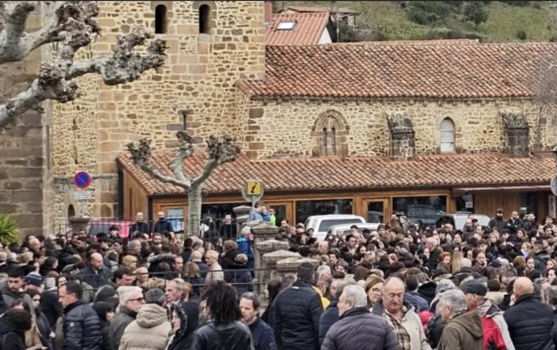 Cientos de personas se congregan a las puertas de la iglesia de San Vicente M&aacute;rtir en Potes para dar el &uacute;ltimo adi&oacute;s a Olaya Cu&eacute;tara e In&eacute;s Guti&eacute;rrez, las dos j&oacute;venes fallecidas en el tr&aacute;gico accidente de tr&aacute;fico en Turieno. El pueblo, consternado, mostr&oacute; su apoyo a las familias en un emotivo funeral. / Red X