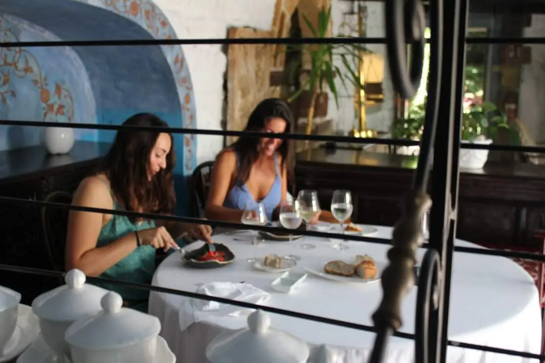 Dos comensales disfrutan de una experiencia gastron&oacute;mica en un restaurante con encanto, donde la tradici&oacute;n y la sofisticaci&oacute;n se fusionan.