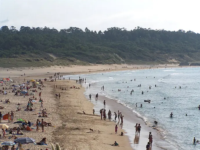 Una  playa de Loredo en Cantabria. / T.C