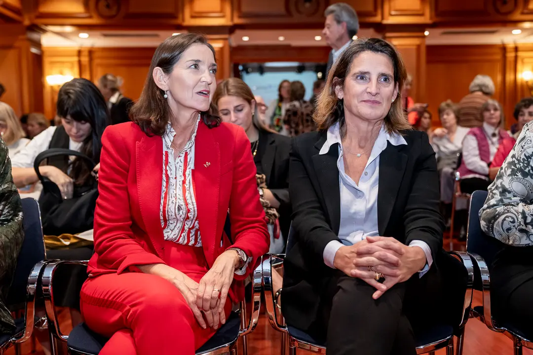 La vicepresidenta tercera y ministra para la Transici&oacute;n Ecol&oacute;gica y el Reto Demogr&aacute;fico, Teresa Ribera (d), y la portavoz del PSOE en el Ayuntamiento de Madrid, Reyes Maroto(i). / A. P&eacute;rez Meca