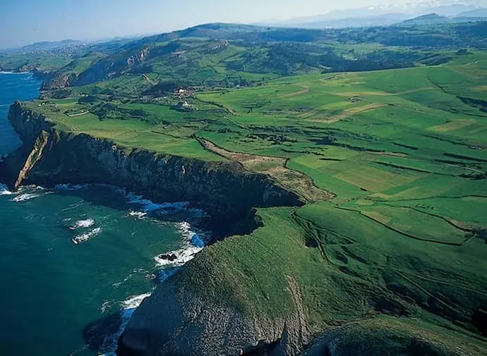 Vista general de uno de los paisajes de la costa de Cantabria. / T.C