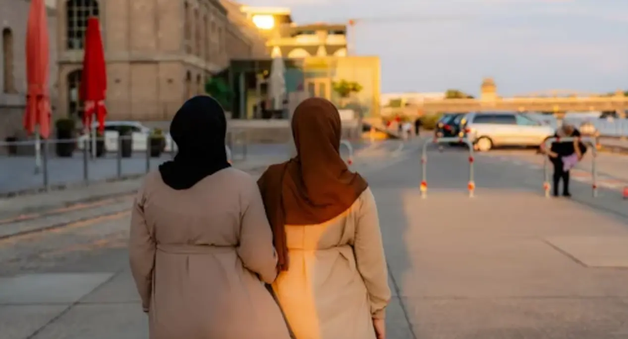 Dos personas de origen &aacute;rabe caminan por las calles.