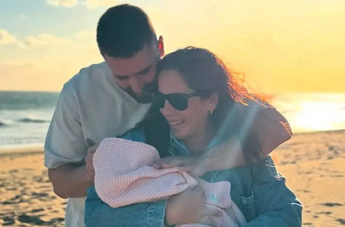 Anabel Pantoja junto a su pareja, David Rodr&iacute;guez y su hija Alma. / Redes sociales