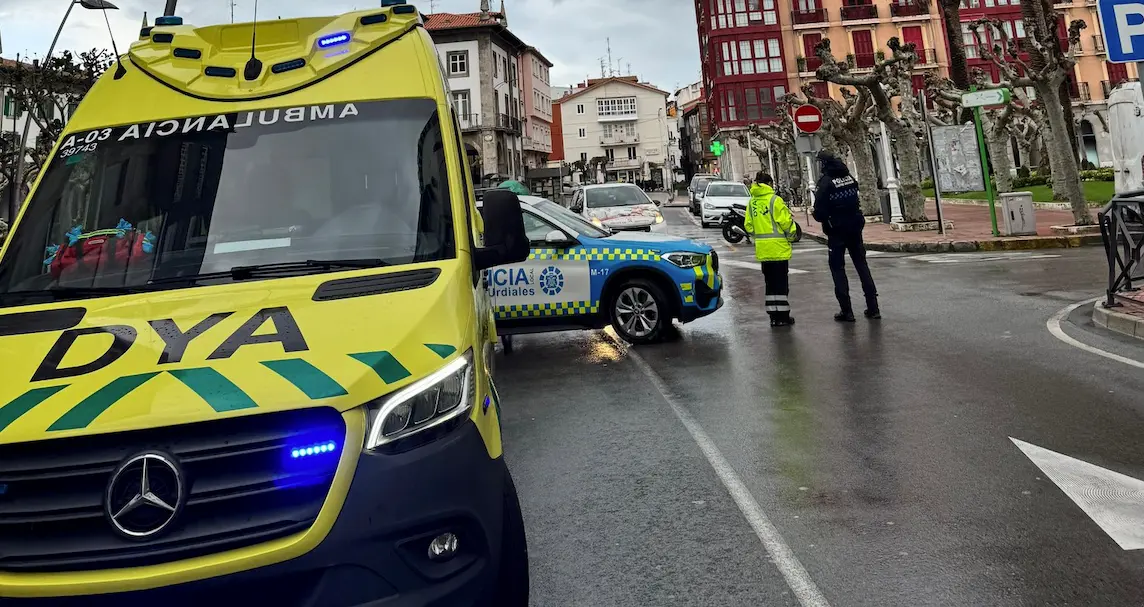 Desalojo en Castro Urdiales tras aviso de bomba | Agentes de la Polic&iacute;a Local y efectivos de emergencias bloquearon el acceso al IES Ata&uacute;lfo Argenta despu&eacute;s de que el centro fuera evacuado ante una amenaza explosiva. La Guardia Civil inspecciona la zona con perros especializados.