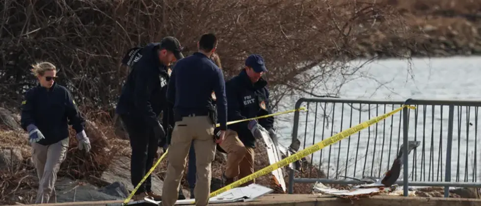 Agentes del FBI y equipos de rescate inspeccionan restos del accidente a&eacute;reo en la orilla del r&iacute;o Potomac, en Washington. La colisi&oacute;n entre un avi&oacute;n de American Airlines y un helic&oacute;ptero militar Black Hawk dej&oacute; 67 muertos y una ciudad en duelo mientras contin&uacute;an las labores de recuperaci&oacute;n.