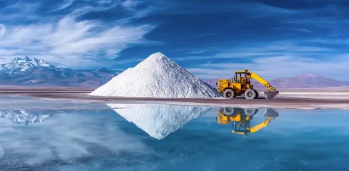 Una inmensa reserva mineral emerge en el horizonte: la maquinaria avanza sobre un manto blanco que esconde un recurso clave para el futuro energ&eacute;tico.